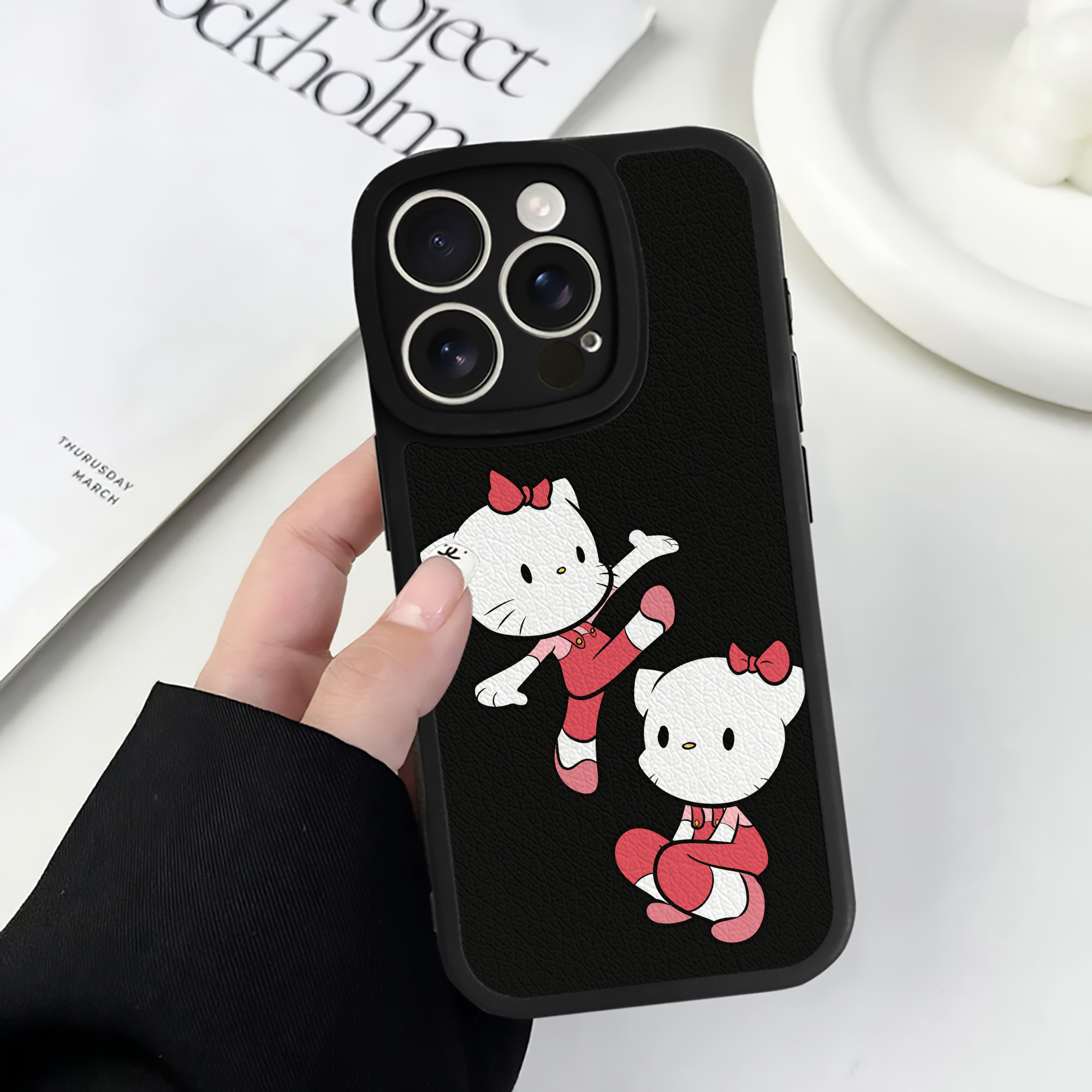 （画像用） Hello Kitty ハローキティ 【iPhone 16シリーズ対応】シリコンスマホケース（レザー調） 材質：シリコン